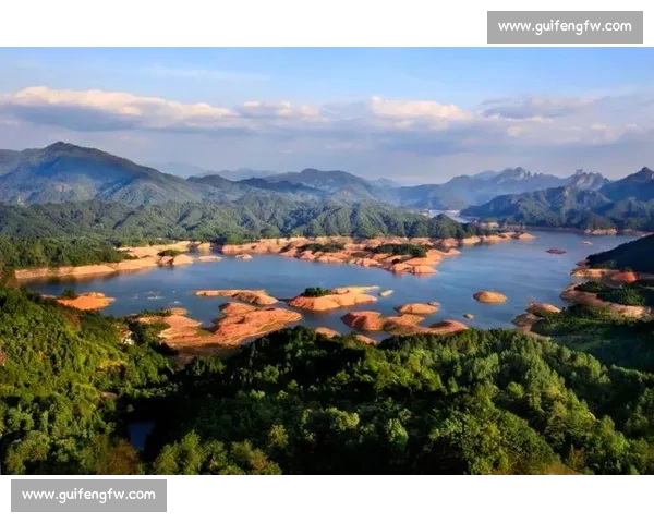 5000 跑者逐梦泰宁:丹霞赛道上的速度与诗意 5000 跑者逐梦泰宁:丹霞赛道上的速度与诗意